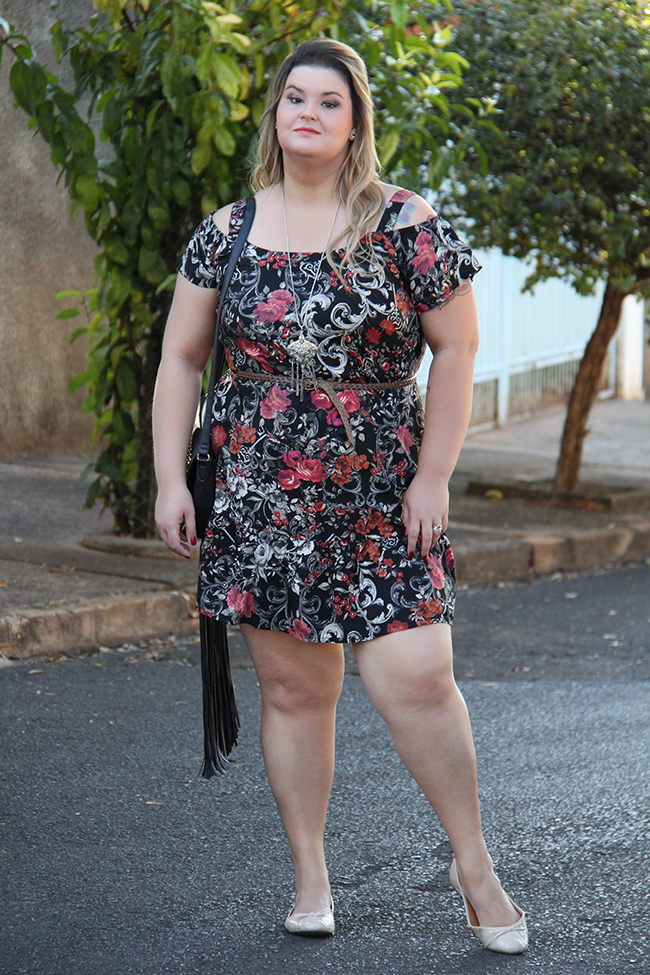 Vestido dark floral plus size - Grandes Mulheres