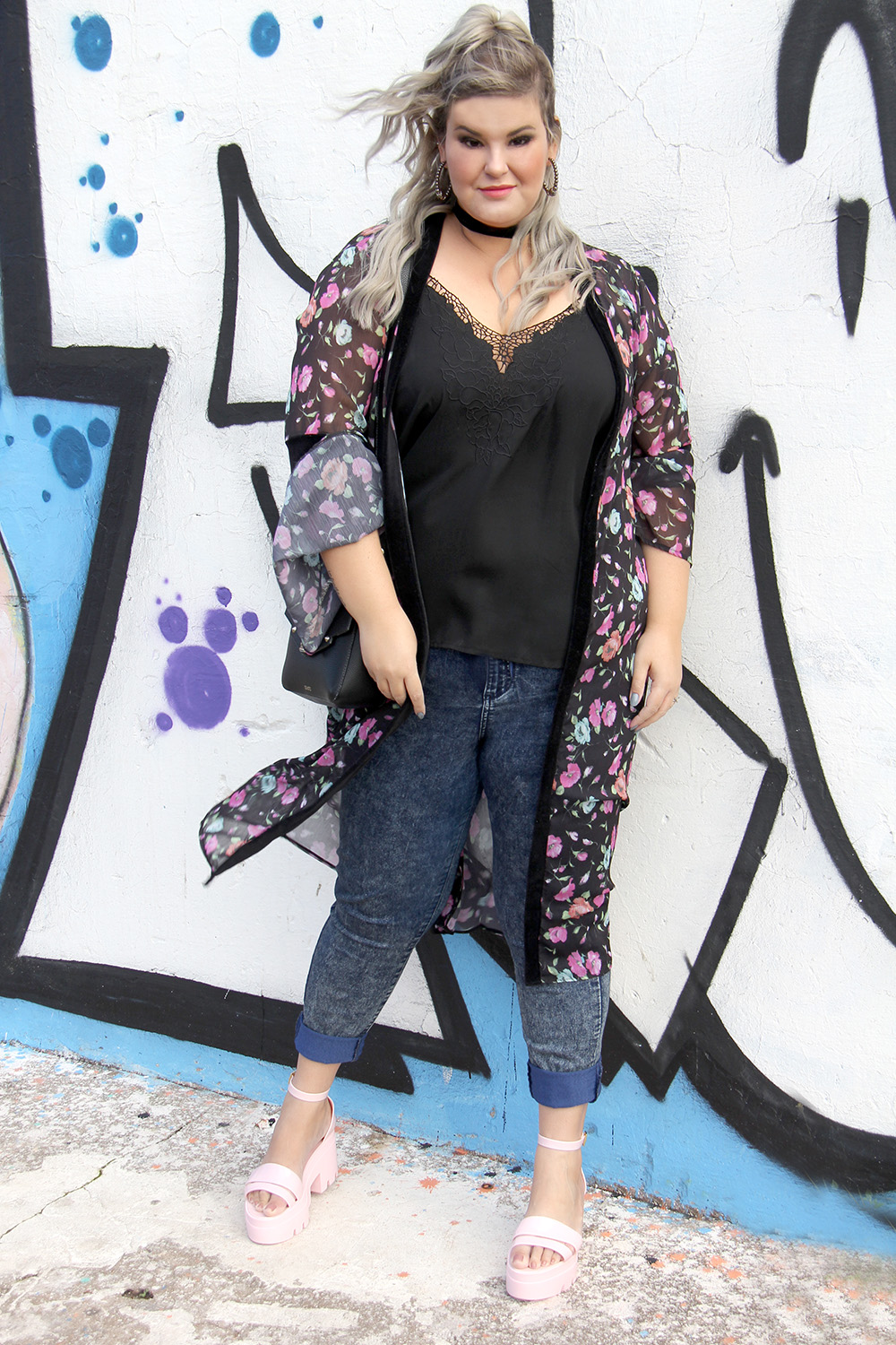 Sandália Spice Petite Jolie em look do dia com jeans e kimono longo