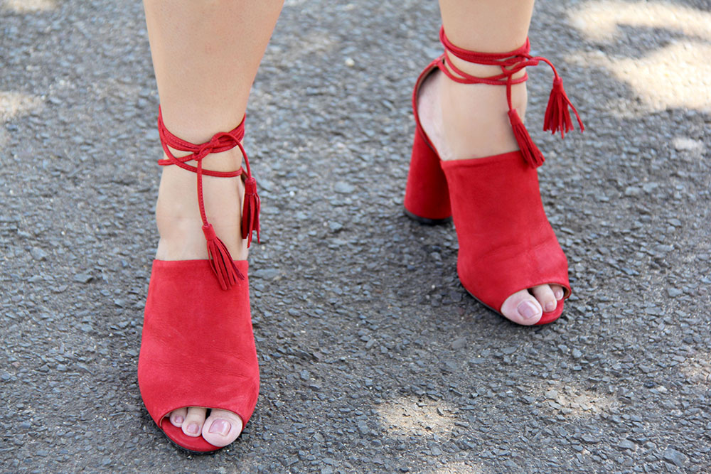 Sandália vermelha com tiras e amarração Santa Lolla
