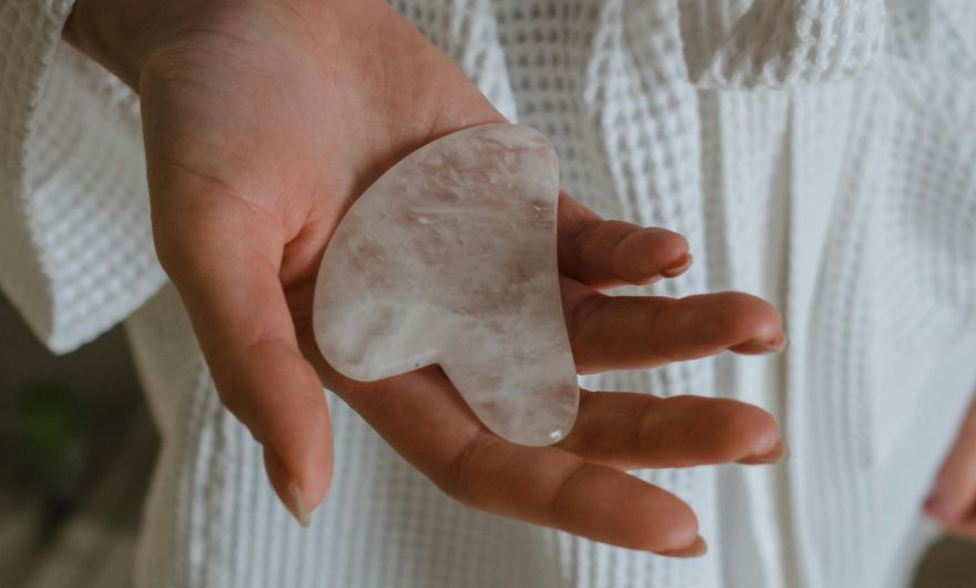 Gua Sha feito de pedra mineral, adequado para aplicação no rosto